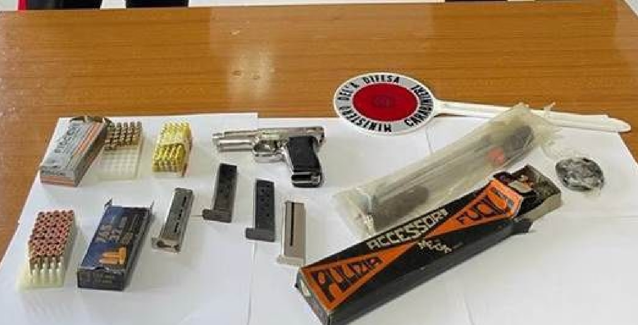 Ai domiciliari con droga e pistole: arrestato 24enne a Santa Maria Capua Vetere