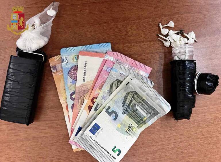 Napoli, pusher arrestato grazie alla segnalazione sull’app YouPol