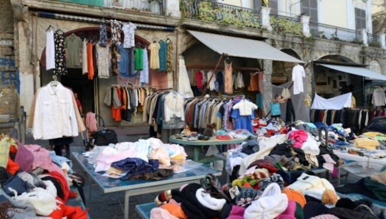 Napoli, la polizia locale sequestra centrale del falso alla Duchesca