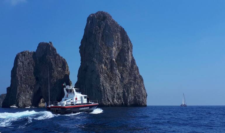 Capri individuato lo yacht di lusso che ha navigato tra i Faraglioni