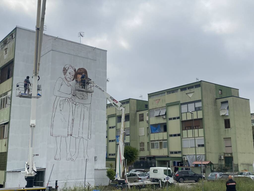 Nessuno resti solo: i palermitano Igor Scalisi Palminteri realizza un murale nel Parco Verde di Caivano