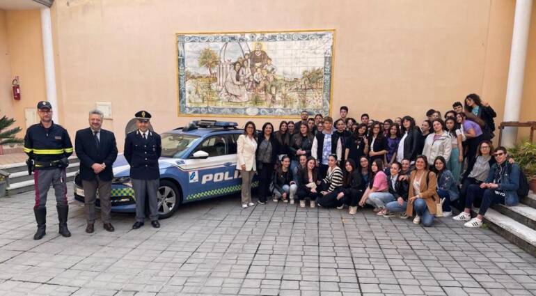 Frattamaggiore, la polizia stradale incontra gli studenti del liceo Durante