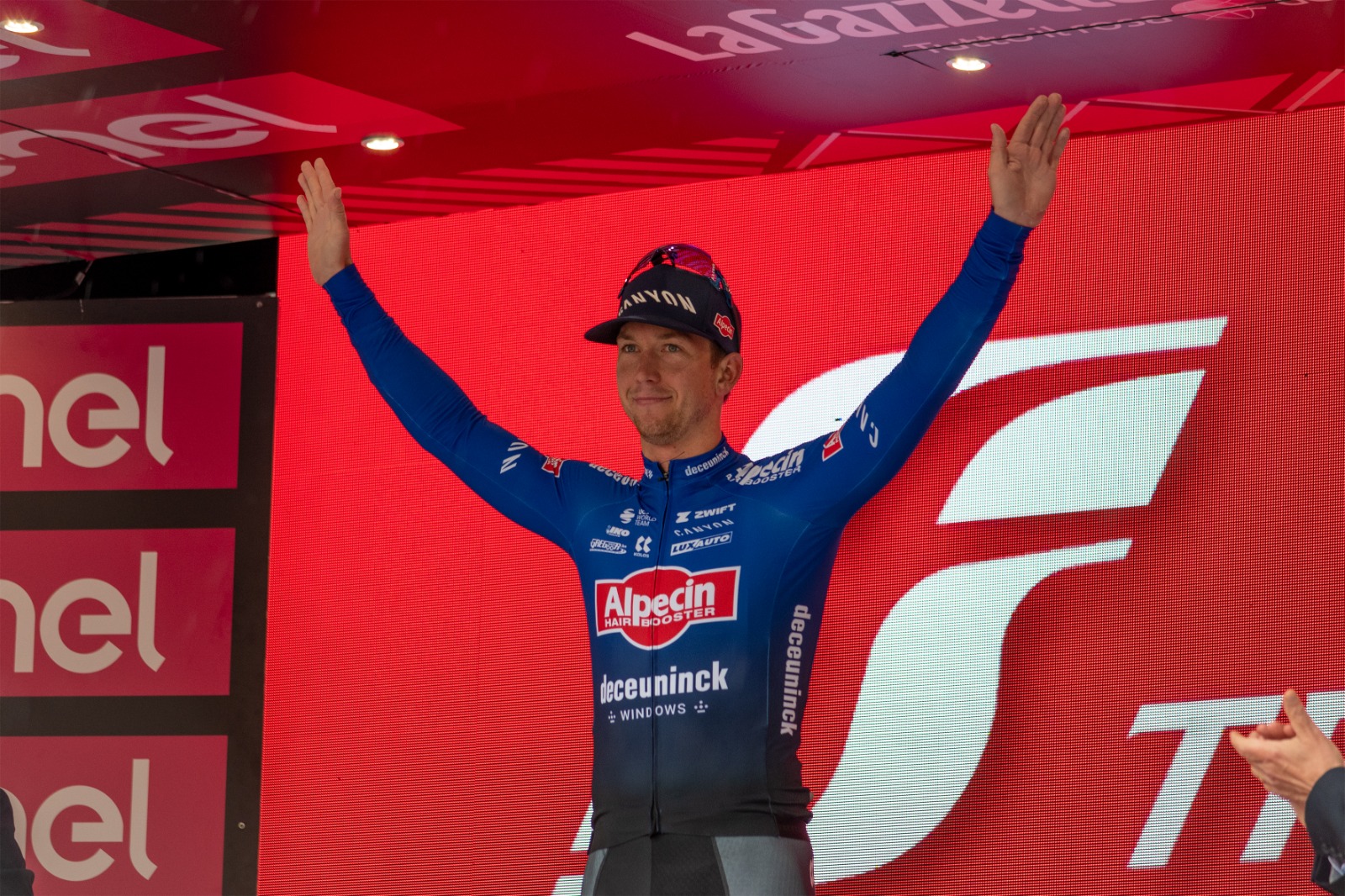 Giro d’Italia, Groves vince la quinta tappa ma tre cadute condizionano la corsa: in rosa rimane Leknessund
