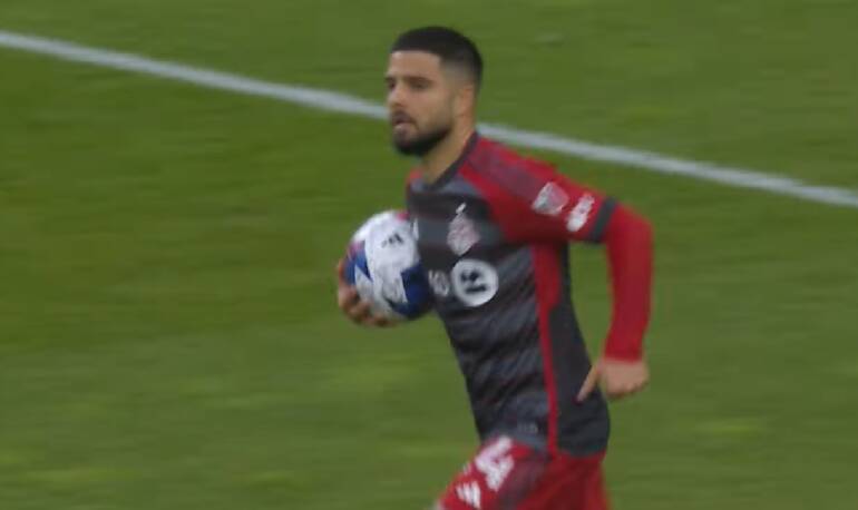 Insigne insultato dai tifosi a Toronto, la moglie costretta a portarlo via