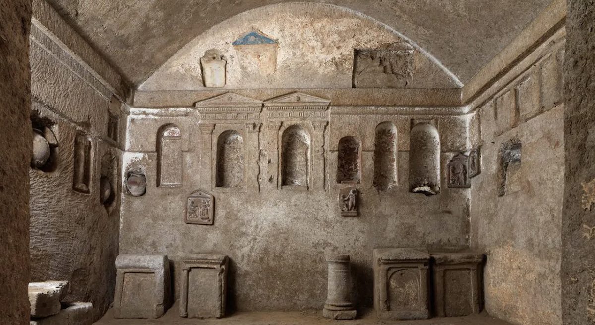 ossa umane lasciate davanti all’ipogeo dei Cristallini