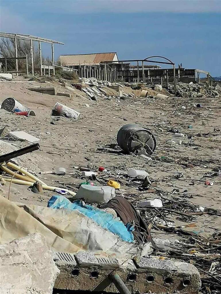 L’ex Lido Felix di Ischitella una discarica a cielo aperto contenente fibre di amianto