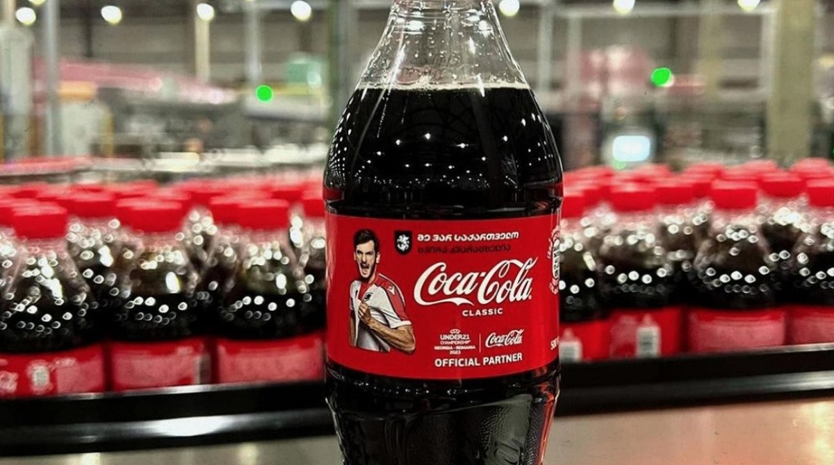 Kvaratskhelia sempre più eroe in Georgia, finisce anche sulle bottiglie di Coca Cola