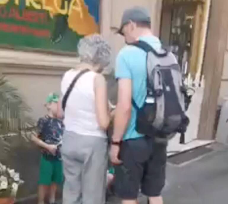Napoli, turisti rubano tazzina dal caffè Gambrinus: “Ci siamo adeguati alla città”
