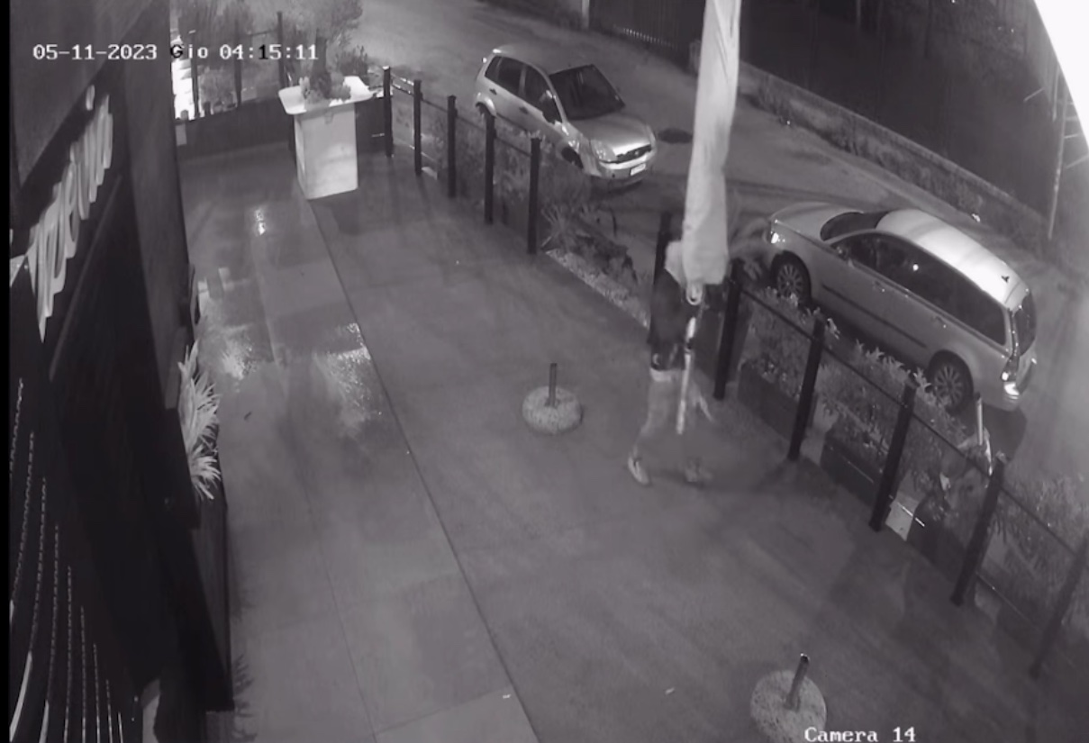 Casoria, ladro ruba ombrelloni esterni alla pizzeria e il proprietario posta il video sui social