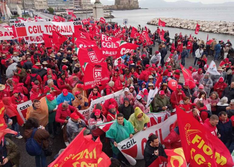 Lavoro, sindacati: “A Napoli 50mila persone in piazza sotto la pioggia”