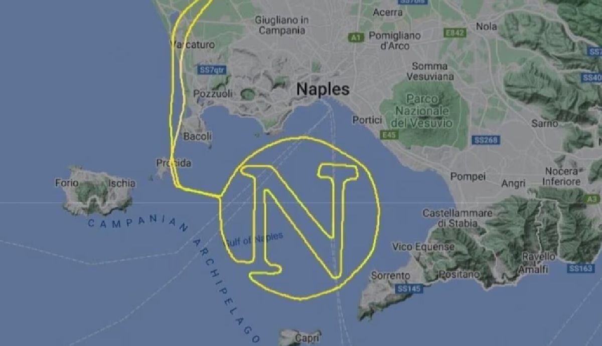 Il logo del Napoli… in cielo: così un pilota tifoso festeggia lo scudetto