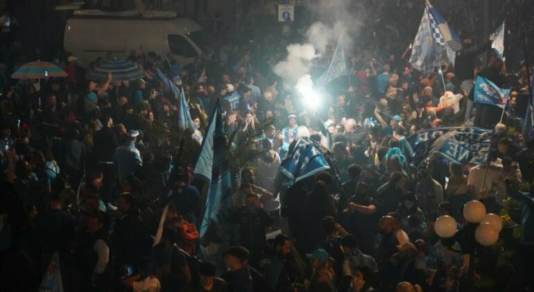 Napoli, ruba un portafogli durante festa scudetto: denunciato