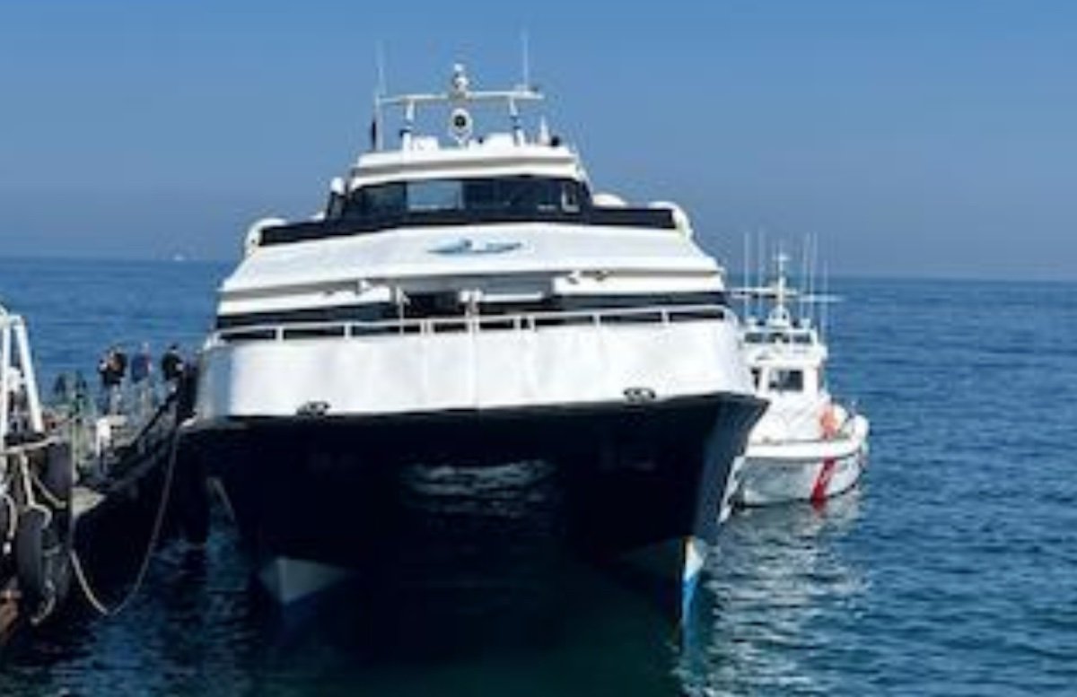 Sorrento, motonave urta banchina al porto