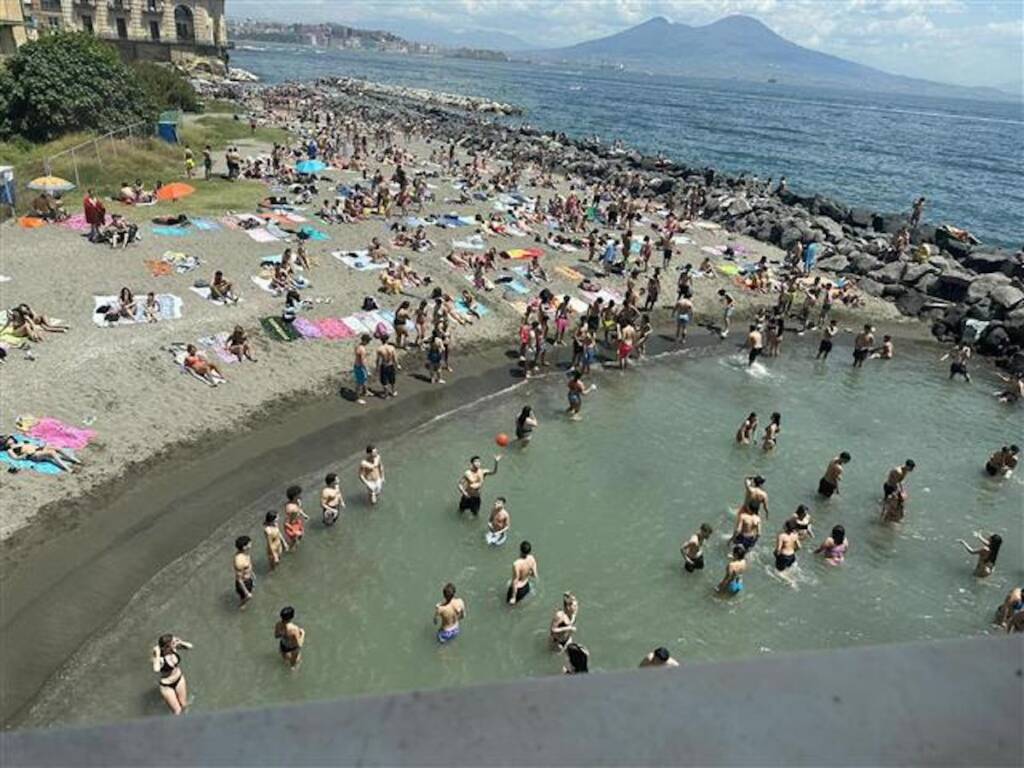 Tar Campania: stop al numero chiuso per le spiagge di Posillipo, “è illegittimo”