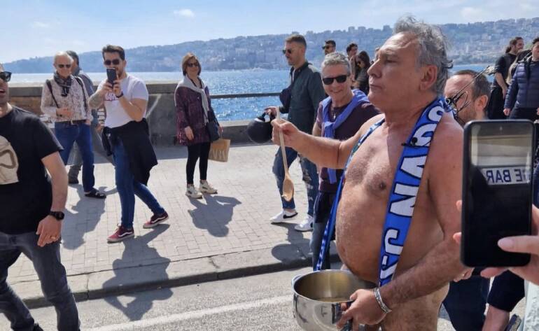 Paolantoni, promessa scudetto mantenuta: nudo sul lungomare con pasta e patate. VIDEO