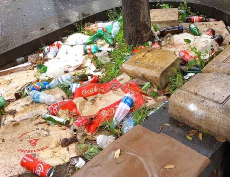 In piazza Carlo III a Napoli aiuole usate come pattumiere