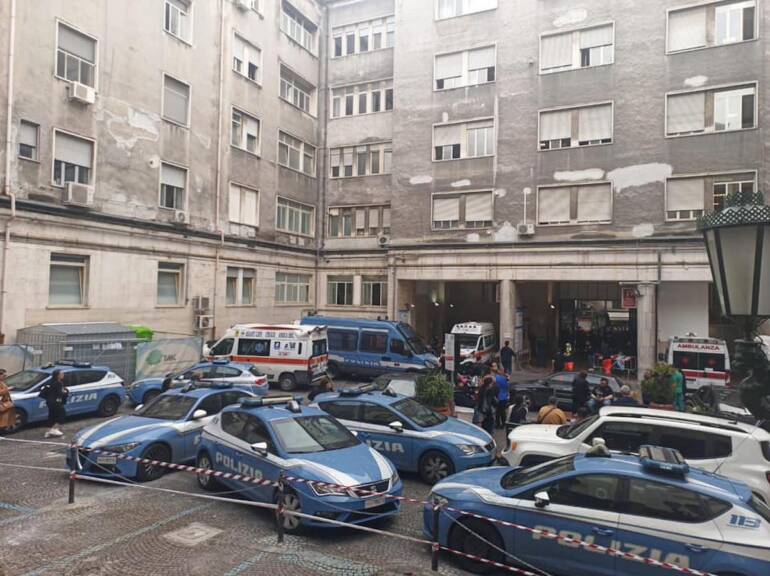 Napoli, giovane centauro grave dopo incidente: i parenti assaltano il Vecchio Pellegrini