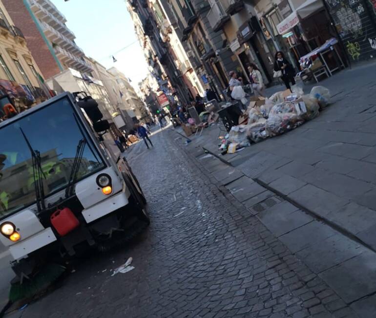 Napoli, task force all’opera per ripulire strade e piazze