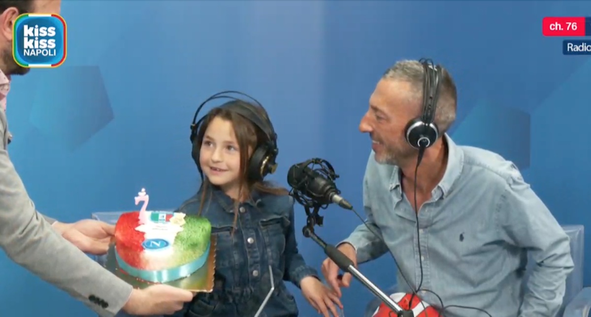 Compleanno speciale a Radio Kiss Kiss Napoli per la piccola Rachele con la telefonata del Cholito e tanti regali