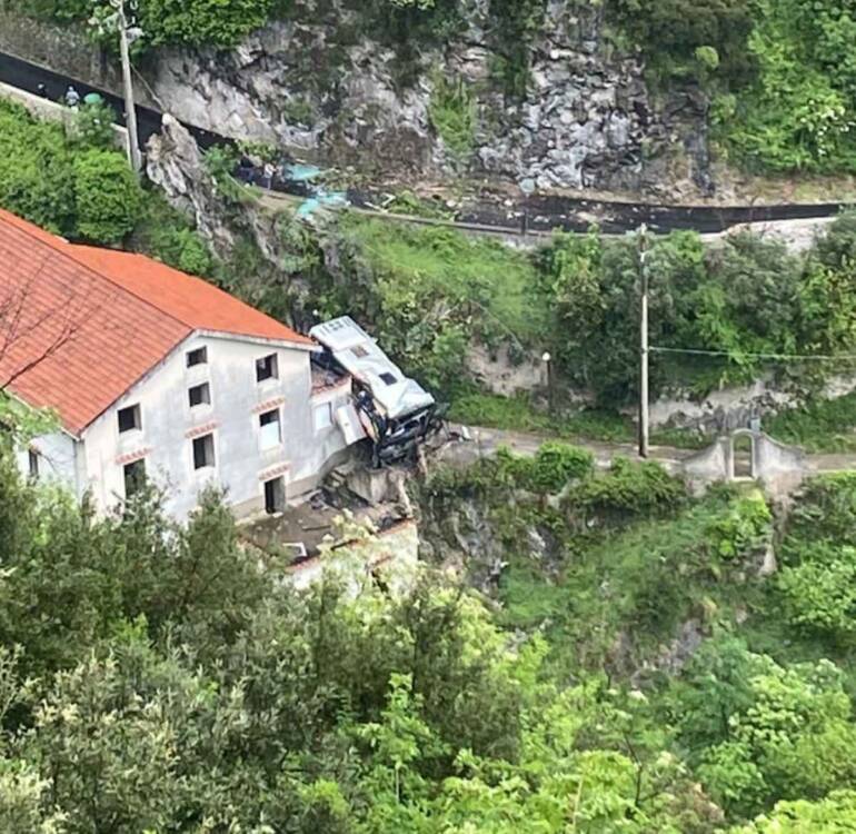 Bus precipitato a Ravello: 18 indagati. Oggi l’autopsia sul corpo del giovane autista