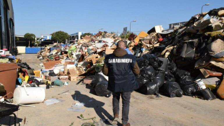 Napoli, rifiuti stoccati in un’area commerciale: scatta il sequestro