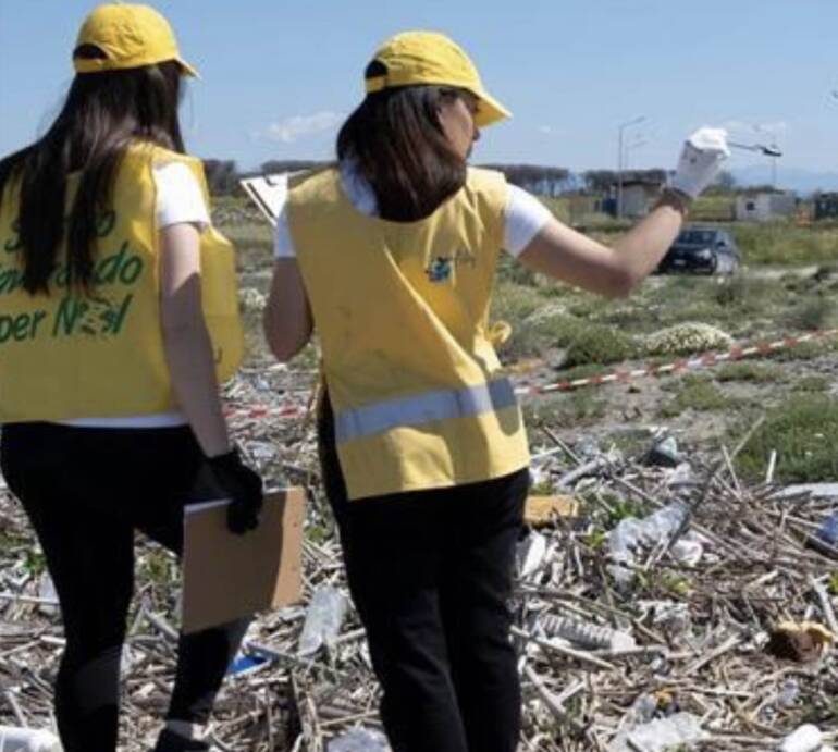 In Campania una media di 1.939 rifiuti ogni 100 metri di spiaggia