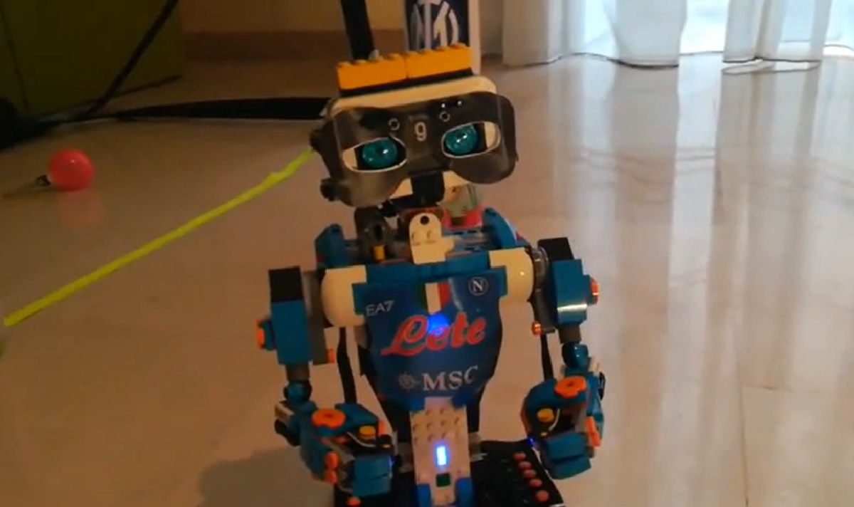 Il robot di Osimhen: la creazione di un bimbo di 8 anni stupisce il prof di Robotica
