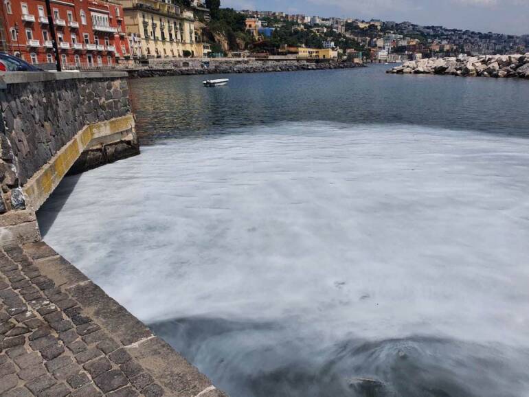 Napoli, ancora sversamenti di schiuma bianca in mare a Posillipo