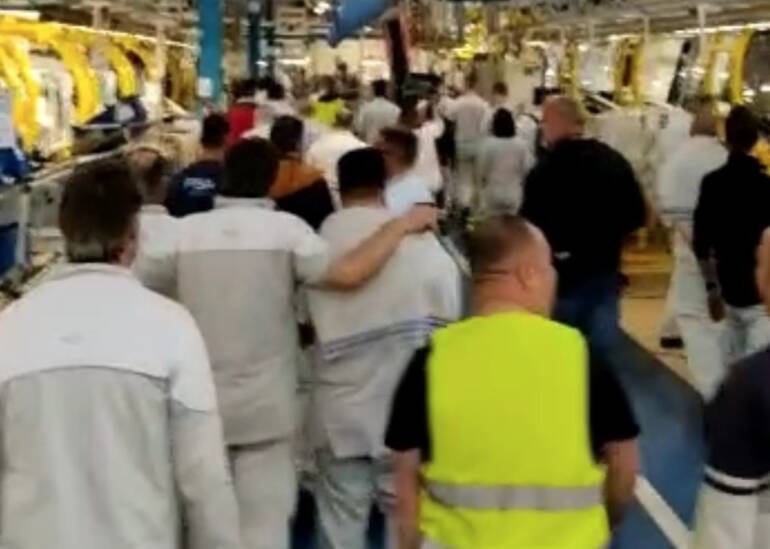 Troppo caldo: i lavoratori Stellantis di Pomigliano incrociano le braccia