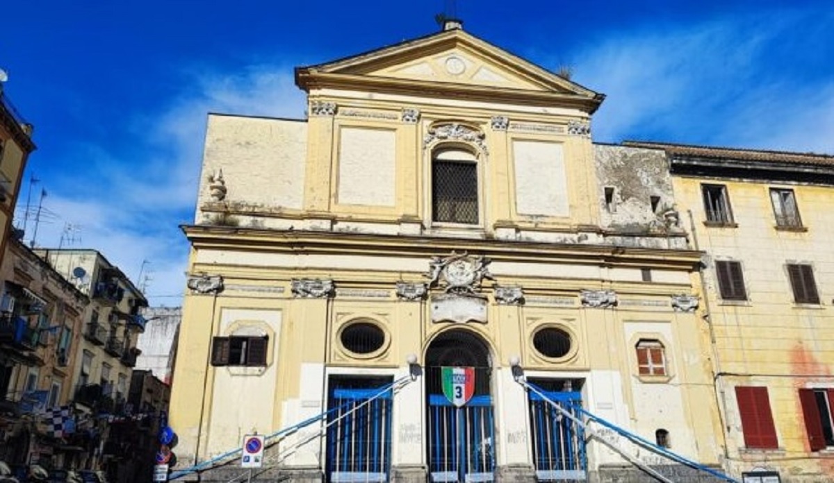 Napoli campione, lo scudetto sulla facciata di una chiesa: l’iniziativa del parroco tifoso
