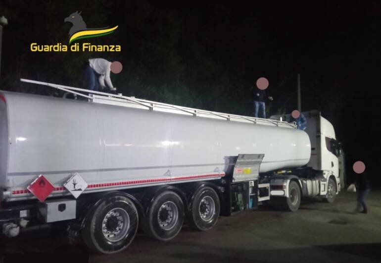 Sant’Anastasia, sequestrati oltre 45mila litri di gasolio di contrabbando: 2 denunciati