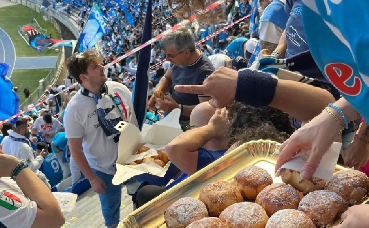 In Curva B al Maradona di Napoli un tifoso offre sfogliatelle a sconosciuti