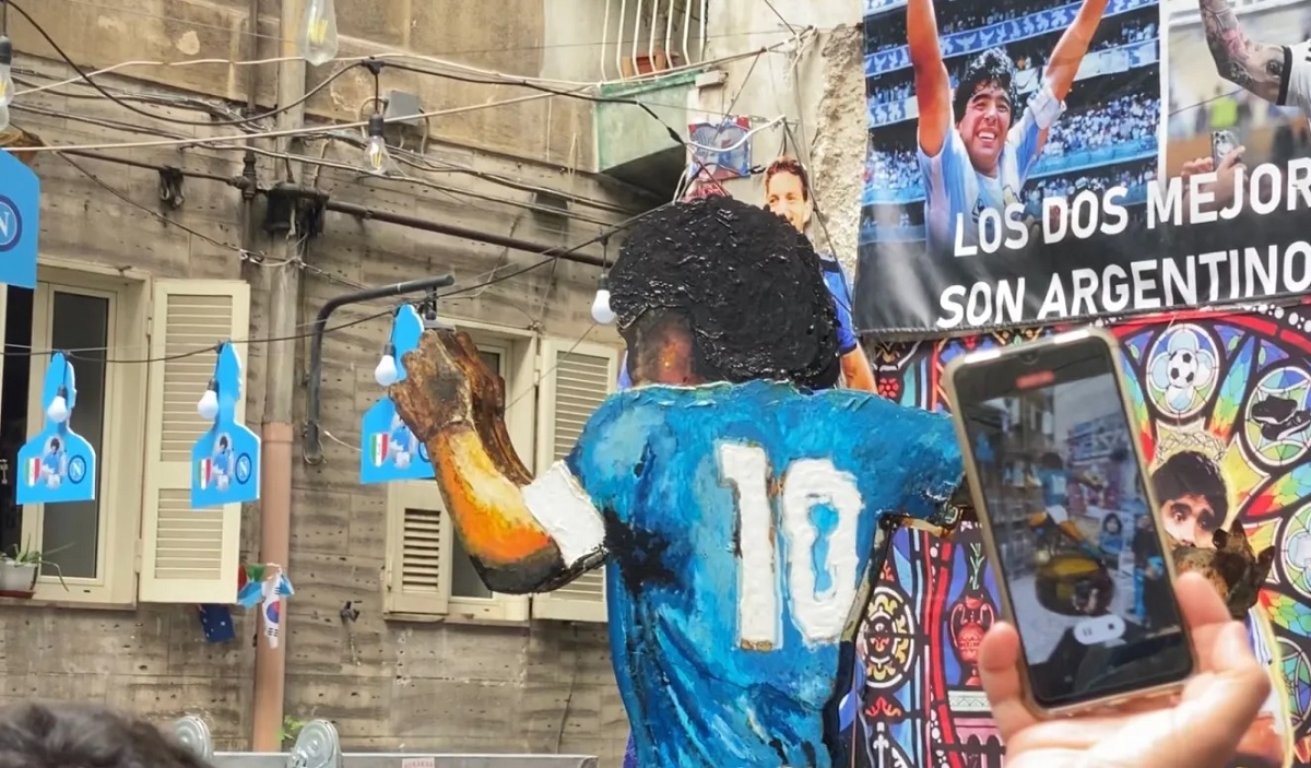 Festa scudetto, al largo Maradona arriva la statua “De-ja-vu”