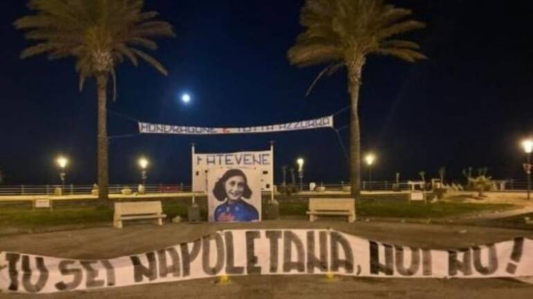 Striscione choc nel casertano: foto di Anna Frank con la maglia del Napoli