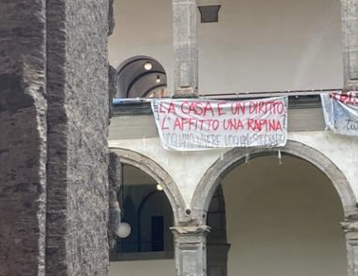 Napoli striscione studenti