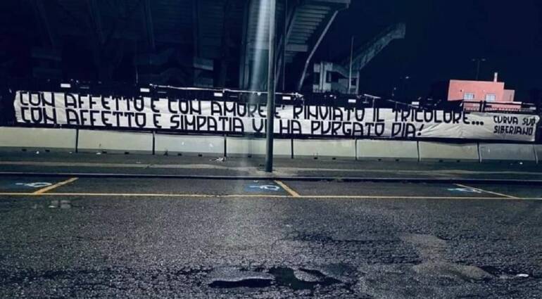 Lo striscione degli ultras della Salernitana dopo il pari di Napoli: “Con affetto e simpatia…”