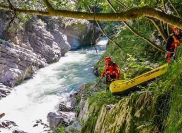 Studentessa cade nel fiume: ipotesi scontro tra gommoni 