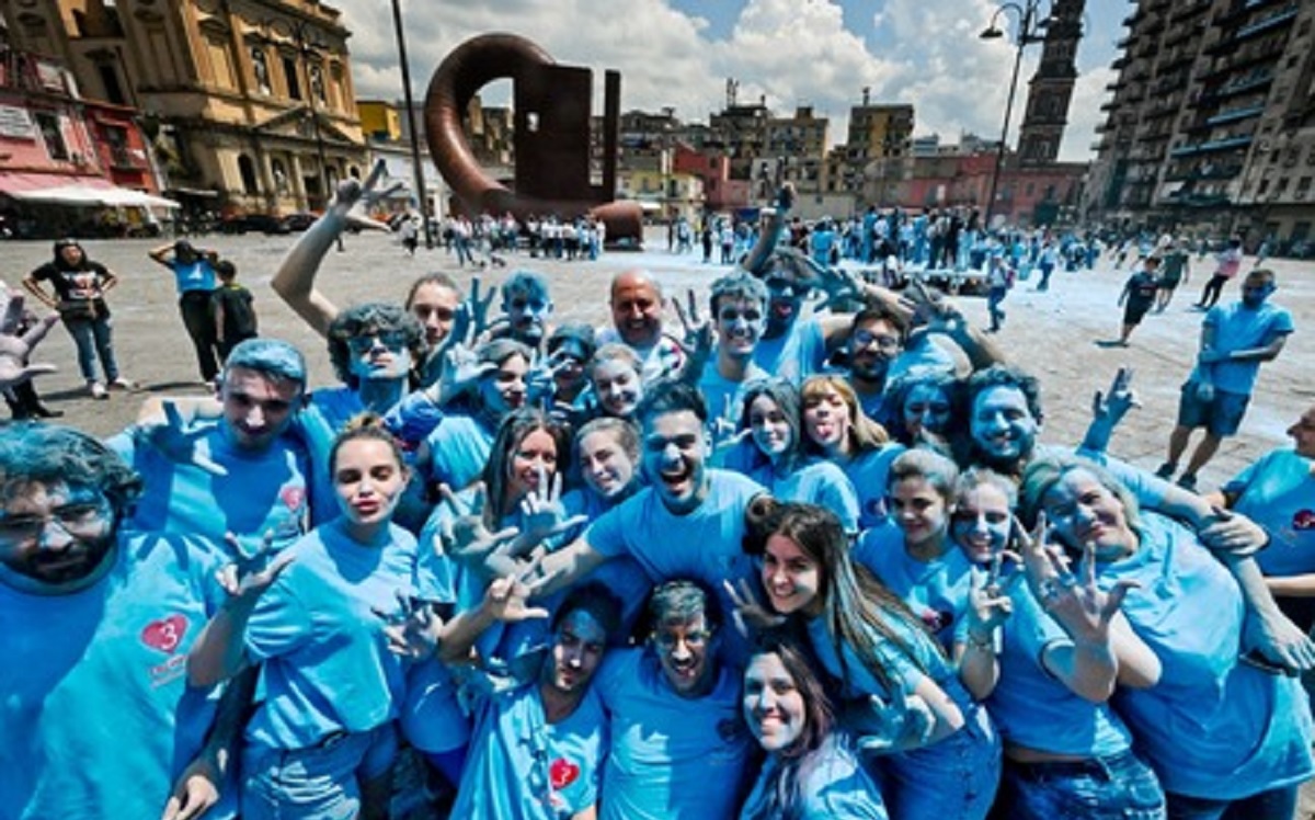 A Napoli studenti si colorano d’azzurro per la festa scudetto: l’iniziativa
