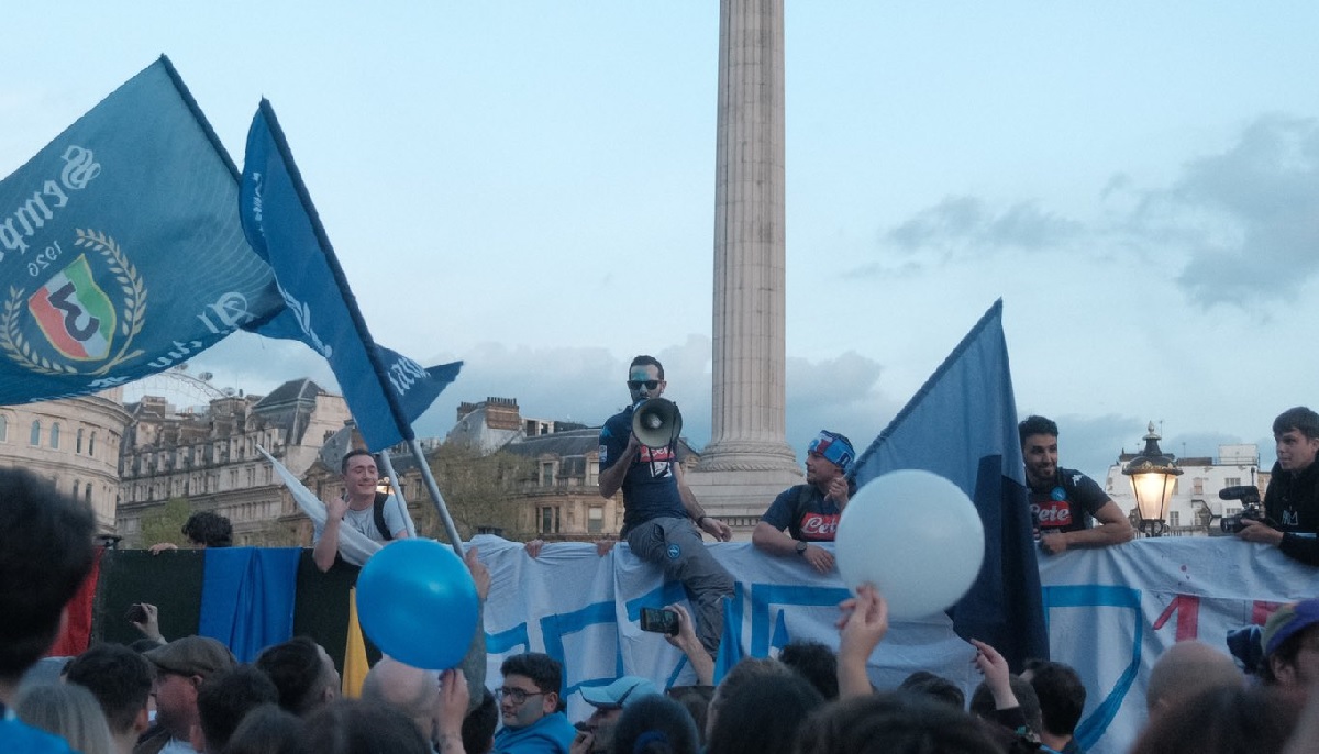 Festa scudetto a Londra, tifosi del Napoli invadono Trafalgar Square dopo l’incoronazione di Re Carlo
