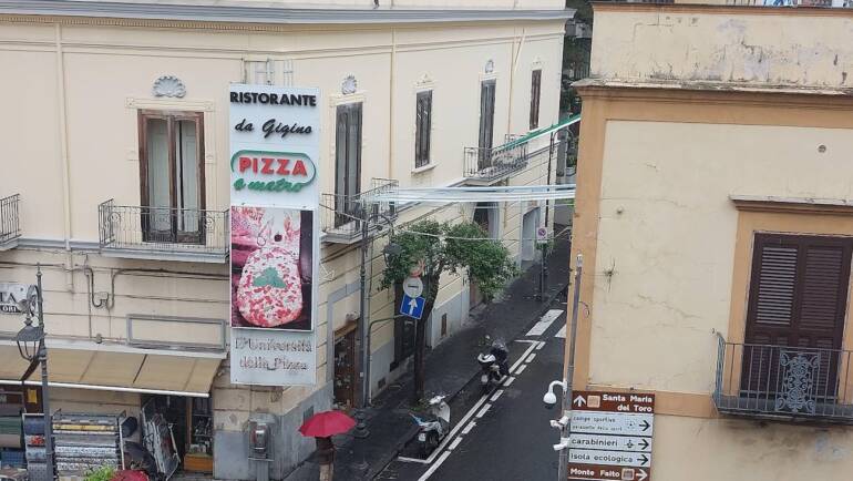 Vico Equense, gli inventori della pizza a metro diffidano da uso del marchio