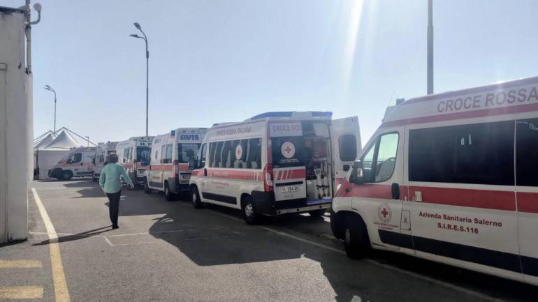 Salerno, Villani denuncia: “Ambulanze in fila al Ruggi, situazione vergognosa”