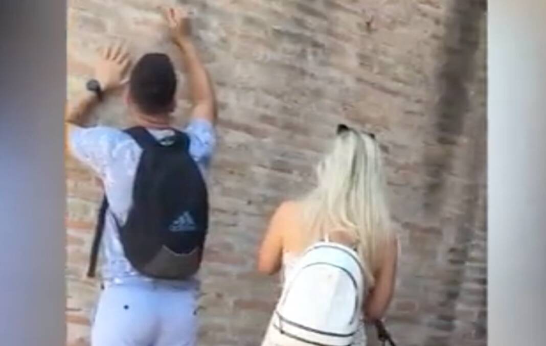 Turista sfregia Colosseo
