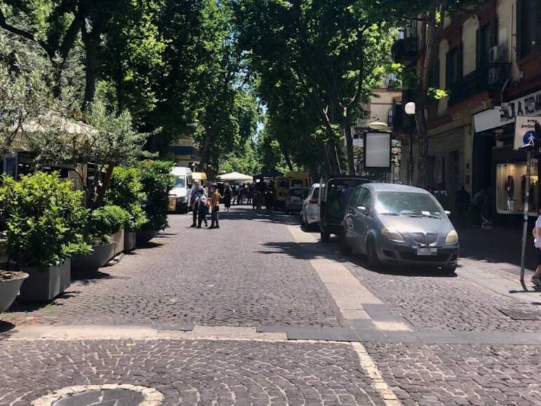 Napoli, al Vomero un’isola pedonale che esiste solo sulla carta