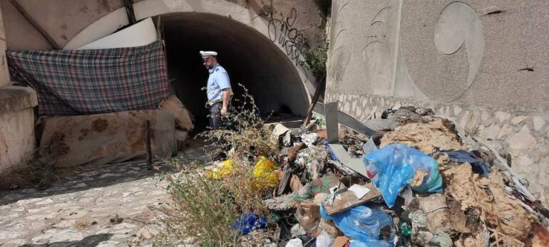 Salerno, rimossi accampamenti abusivi lungo sponde fiume Irno  