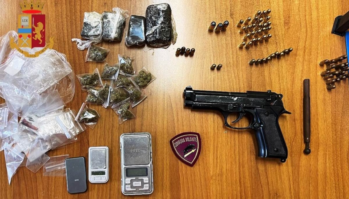 Acerra, sorpreso con armi e droga: arrestato 21enne