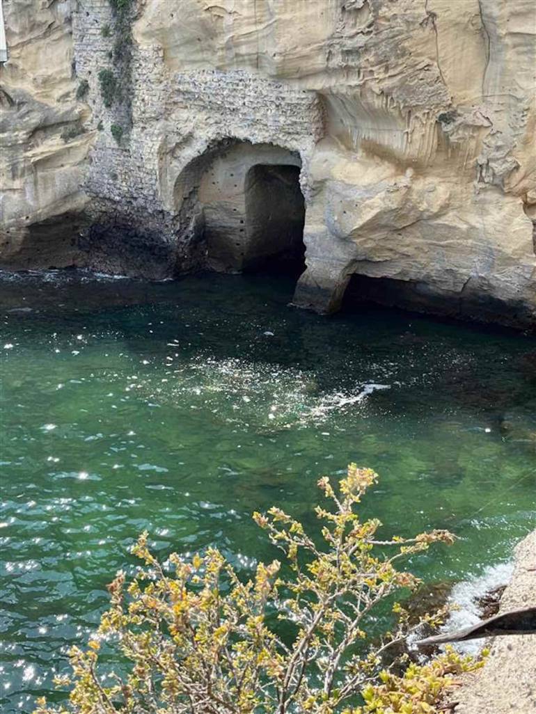 Allarme ‘mare sporco’ a Posillipo. Schiuma bianca in acqua