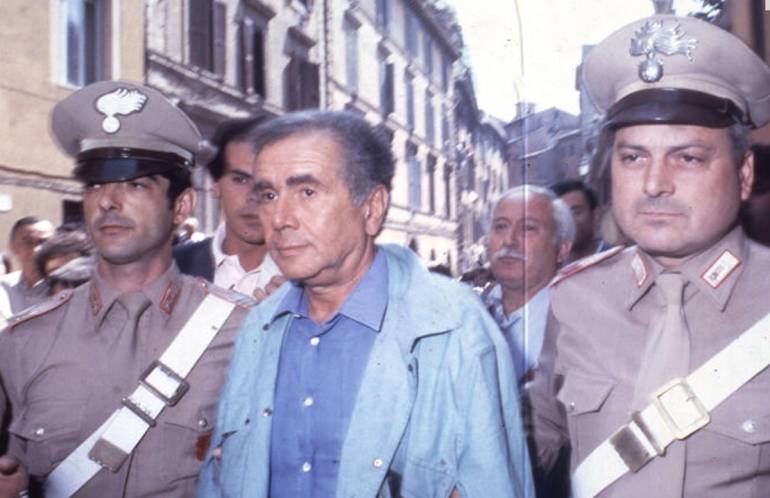 Enzo Tortora, 40 anni fa “l’orrore” del suo arresto e la foto in manette