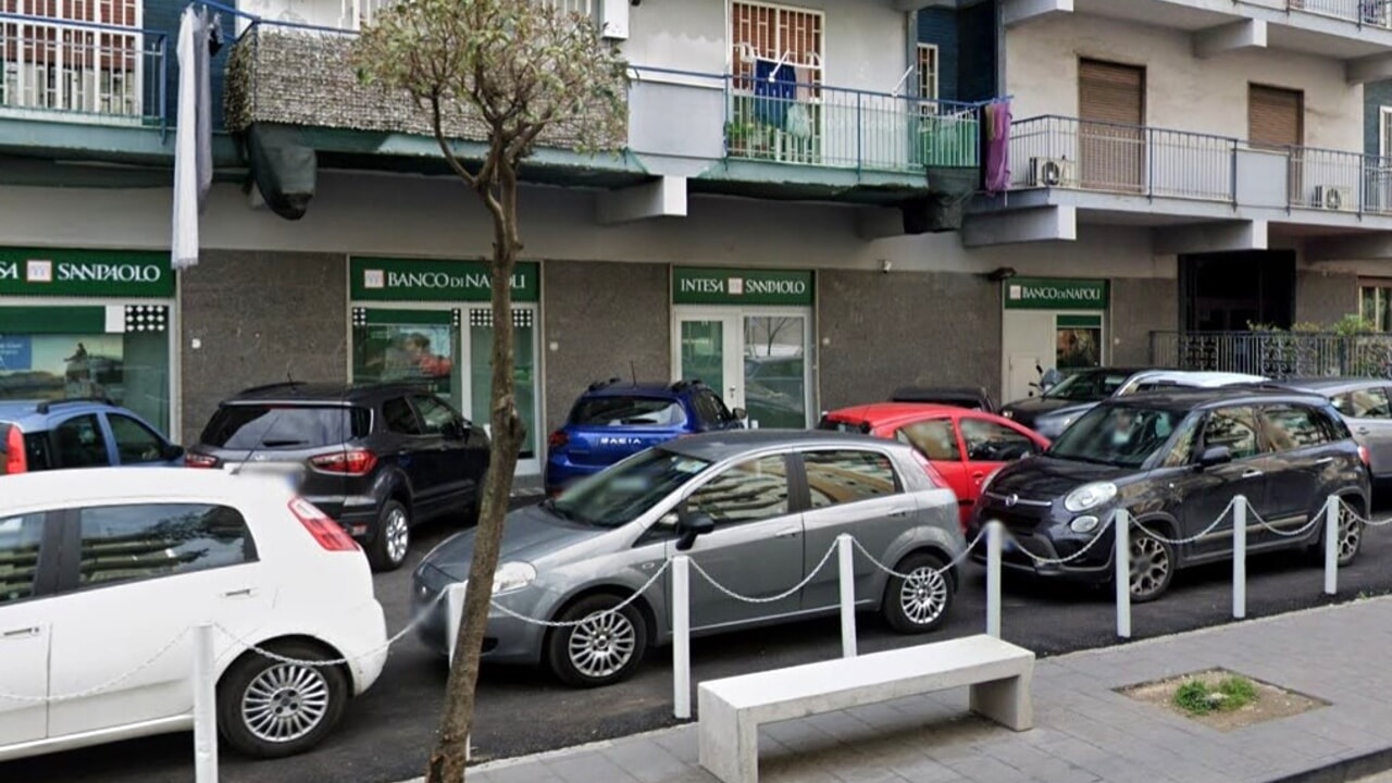 Tentata rapina in banca a Casoria, malviventi danneggiano vetrina di una filiale