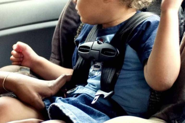Salerno, bimbo di 3 anni bloccato per 30 minuti in auto: salvato dai Carabinieri