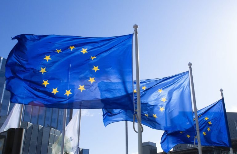Bonifici istantanei, via libera dell’Europarlamento : obbligatori e senza costi extra